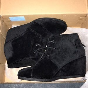 Toms desert wedge black velvet size 6.5